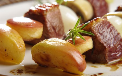 Brochettes sucrées-salées de magret de canard aux pommes Antarès - Photo par Pommes Antarés
