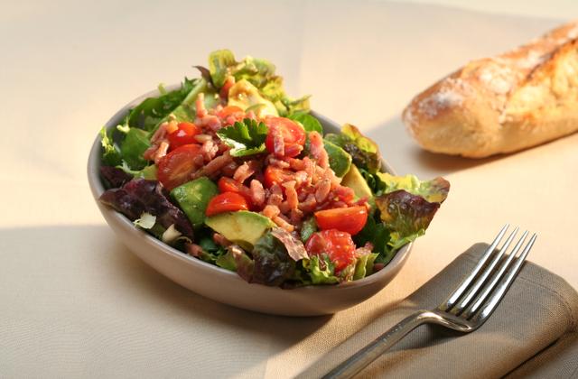 Salade d'avocats et lardons - Photo par Amora