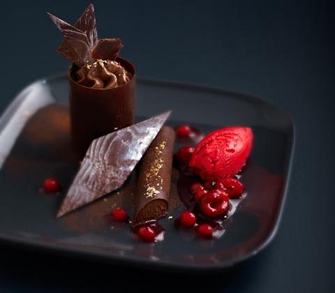 Dessert chocolaté avec sa compote de fruits rouges et son sorbet aux framboises - Editions GLD