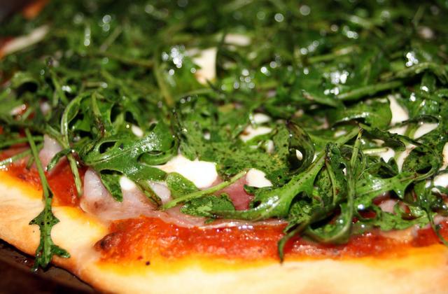 Pizza pancetta,mozzarela et roquette - Photo par nenete9503