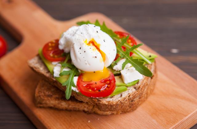 Tartines avocat, roquette, tomate et oeuf mollet - Photo par 750g