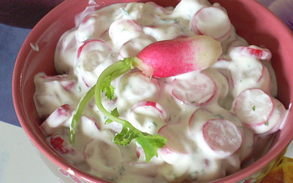 Salade de radis roses aux herbes fraîches - Photo par La soupe à la citrouille