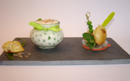Verrine d'œuf aux petits pois et menthe, mini-madeleine au chèvre, raisin et graines de sésame - Photo par Sandrine Baumann