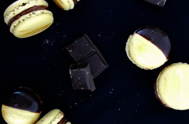 Macarons à la mousse au chocolat et piment d'Espelette - Photo par chachoualacreme