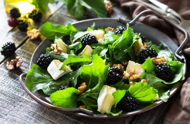 Salade de roquette au brie, noix et mûres - Photo par 750g