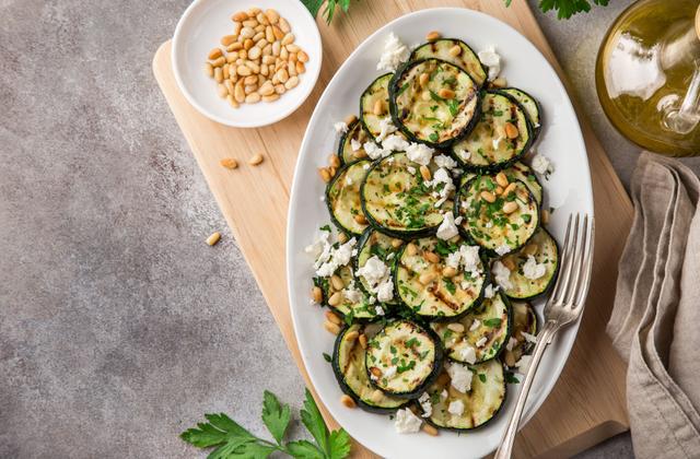 Courgettes grillées à la féta et pignons de pin - Photo par 750g