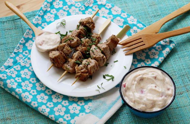 Brochettes de porc souvlaki au citron et herbes fraiches & Ktipiti - Photo par Silvia Santucci