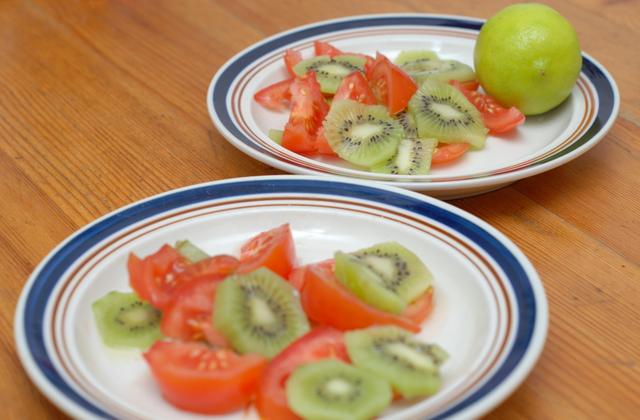 Tomates et kiwi en salade colorée - Photo par timotheh