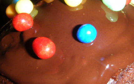 Cupcakes au chocolat-cerise et cœur de Nutella - annebetty