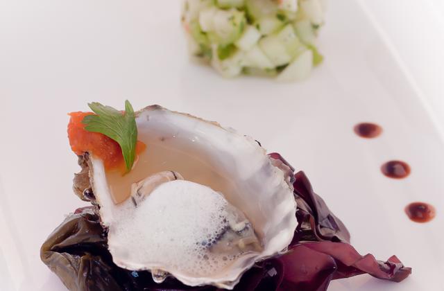 Huître tiède, semi-pris et écume de bouillon de coquillages 'Ariaké', mousse de carotte & agrumes, tartare 'granny-Smith'-céleri branche, et tuile de sarrasin aux algues - Photo par Marie-Laure du blog : Ça sent beau dans la cuisine