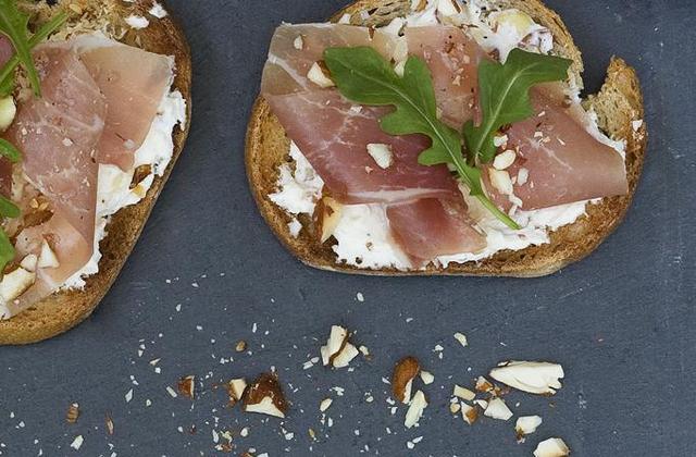 Recette des tartines au jambon de Bayonne, amandes et roquette - Photo par Festival international de l’image culinaire (FIIC)