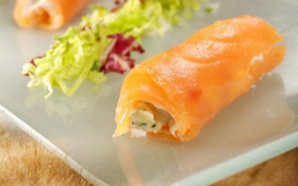 Mesclun de salades, saumon à la Russe et Fourme d'Ambert - La Fourme d'Ambert