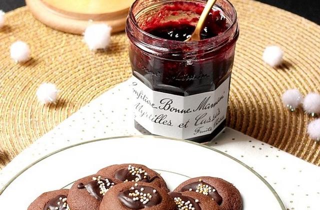Sablés chocolatés - Confiture de Myrtilles et Cassis Bonne Maman - Photo par Gourmandiseuse