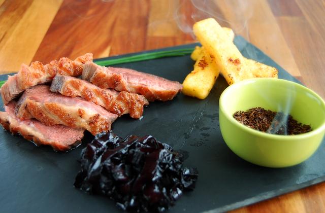 Magret de canard fermier des Landes fumé au thé rouge, et condiment de betterave - Photo par supertouillette