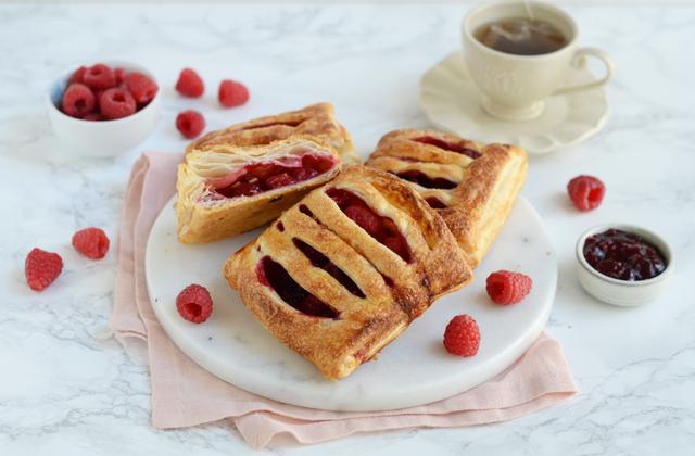 Feuilletés à la framboise - Photo par Nadia Paprikas