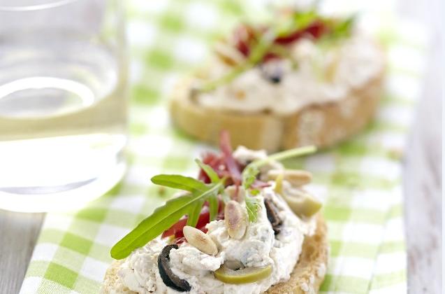 Crostini à l'italienne d'apérivrais tartinade aux olives - Quiveutdufromage.com
