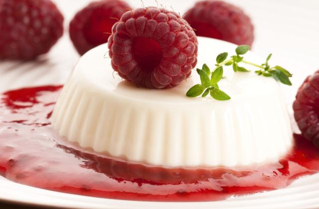 Panna cotta au chocolat blanc et son coulis de framboises au basilic - Photo par Invité
