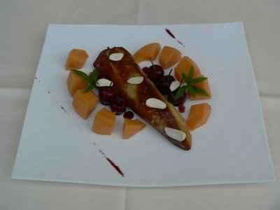 Escalope de foie gras Au Temps Des Cerises, amandes fraîches et réduction d'une sangria - Photo par 750g