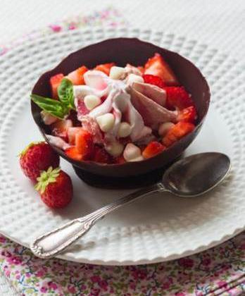 Coupelles à croquer aux Fraises et Glace Carte d"Or Façon Glacier Fraise et morceaux de meringue - Photo par Clotilde - 750 grammes