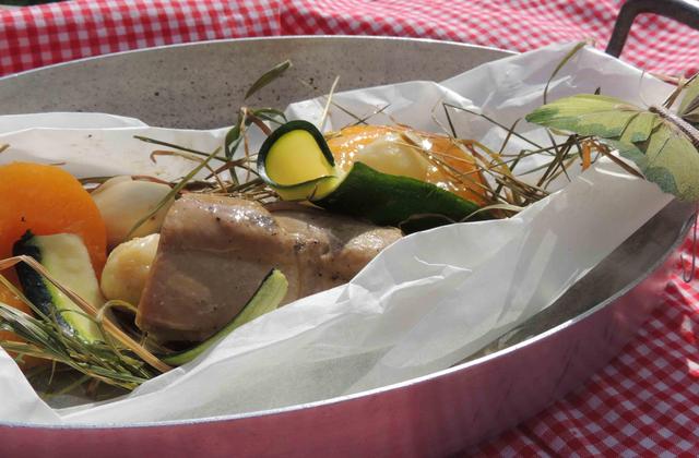 Papillote de foie gras au foin et sa farandole...ail en chemise et pêche de vigne baignés au Floc Blanc de Gascogne - Photo par mercedy
