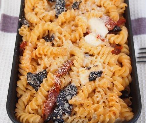 Gratin de pâtes, olives, tomates séchées et parmesan - Photo par Amora