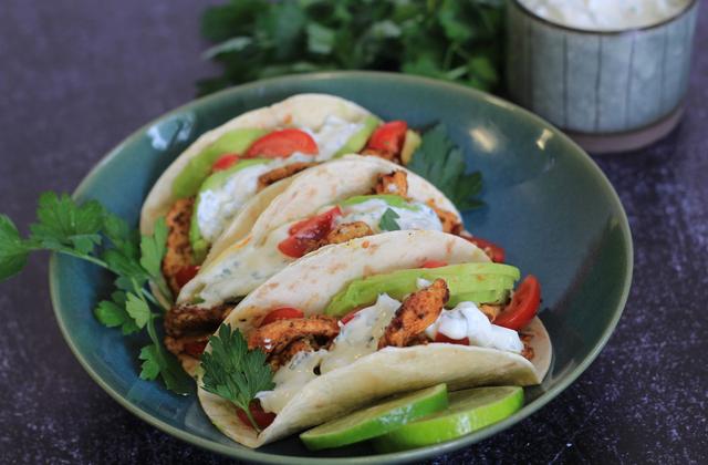 Tacos poulet et avocat, sauce au yaourt grec et herbes fraîches - Photo par 750g