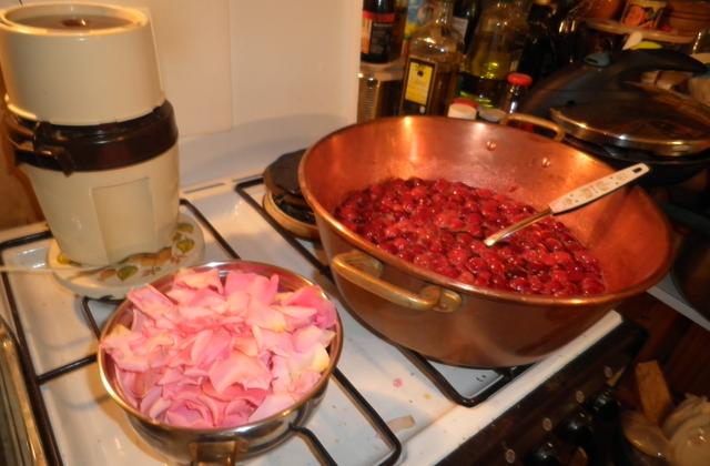 Confiture de cerises aux pétales de rose - Photo par lucienIN
