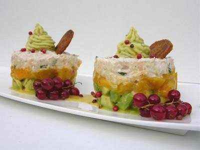 Mille-feuilles de Crabe à la Pêche parfumée au thym et à l'Avocat au vinaigre de framboises et sa mousse d'Artichaut - Photo par latabledepenelope