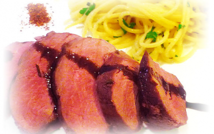Magret de canard au miel bruni, spaghettis aux herbes et échalotes confites - Photo par aleche