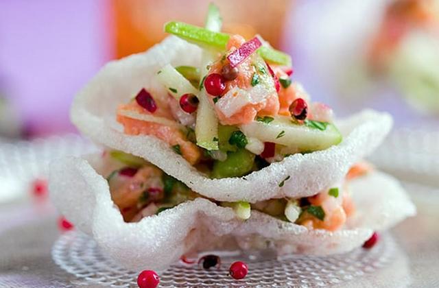 Tartare de saumon au gingembre avec radis et pomme verte - Photo par candy301