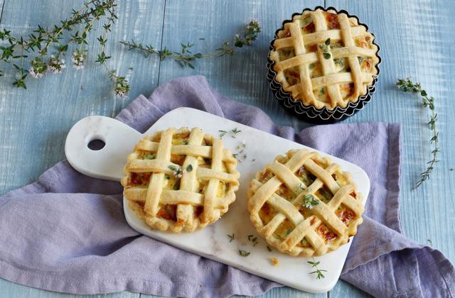 Tartelettes salées en croisillons à la ricotta, oignons, mortadelle et asperges vertes - Photo par Silvia Santucci