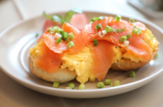 Oeufs brouillés au saumon fumé - Photo par 750g