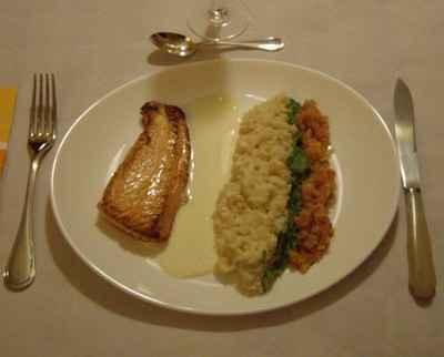 Dos de saumon à l'unilatérale, risotto fondant, julienne de poireaux et concassée de tomates provençales - Photo par jeremy2L
