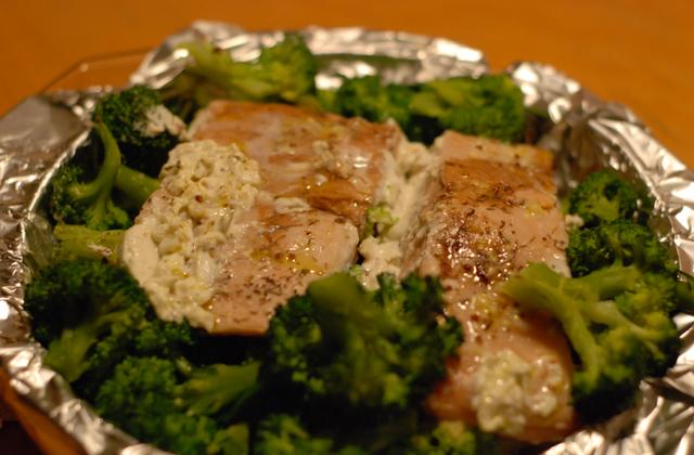 Pavé de saumon au beurre à l'ail et aux brocolis en papillote - Photo par pphprv
