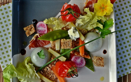 Roquefort Papillon en panna cotta et crumble, salade mi-cuite mi-crue, noix et jambon sec - isabec