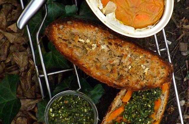 Terrine de carotte à l'orange et miel sur pain de la veille et sous pesto de fanes de carottes à l'amande - sweetnessandmore