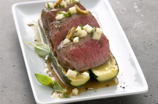 Rumsteck bio sur lit de courgettes, condiment poire - Photo par CIV