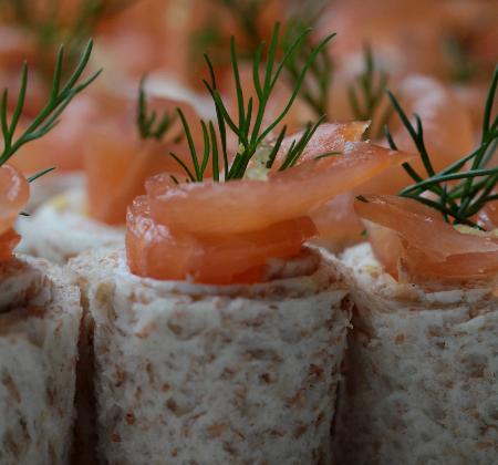 Petits rouleaux au St Môret, saumon fumé, citron, aneth - Photo par nanoudK
