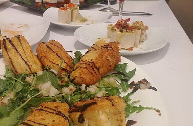 Brie pané farci aux noix et à la poire - Photo par Ermitage