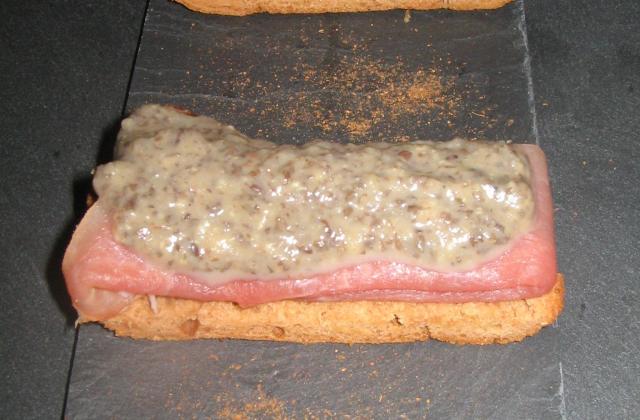 Canapé de pain d'épices, jambon des Ardennes, surmonté d'une purée de lentillons au champagne - La Petite Mu