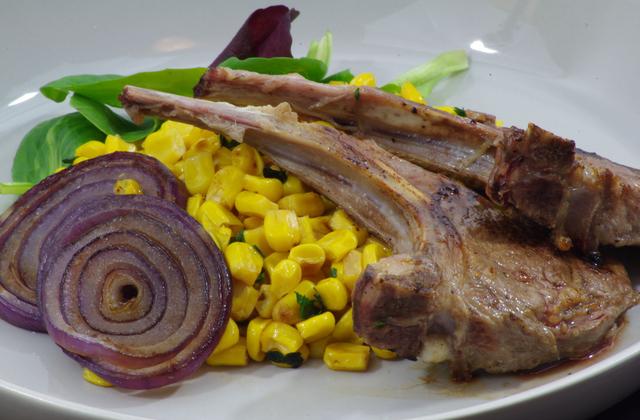 Côtelettes d'agneau marinées aux légumes grillés - Photo par elisedr