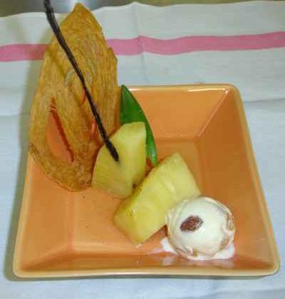 Ananas poché, arlette au miel glace rhum raisin - Photo par 750g