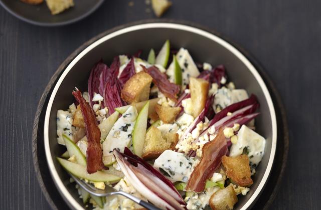 Salade d’endive rouge au Bresse Bleu, œuf dur et chips de lard - Bresse Bleu