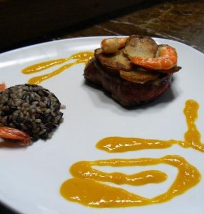 Filet de boeuf aux crevettes, sauce papaye et gingembre, pomme dorée - Photo par mickop