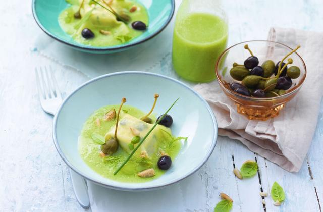 Raviole de Carré Frais© aux herbes, bouillon de tomate verte green zebra, olives violettes et câpres capucine - Photo par Carré Frais
