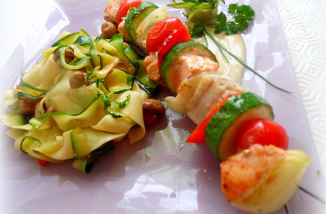 Tagliatelles de courgettes et pâtes et sa brochette de poissons - Photo par riblet