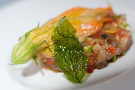 Caponata glacée, fleur de courgette farcie au homard - Photo par Chef Damien
