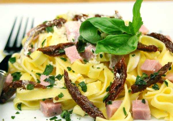 Tagliatelles au jambon, tomates séchées, basilic - Photo par balo