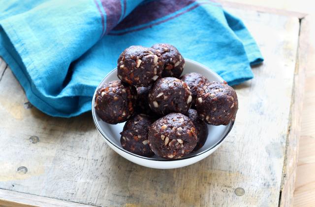 Energy balls dattes amandes et huile de coco (bouchées énergétiques) - Photo par Silvia Santucci