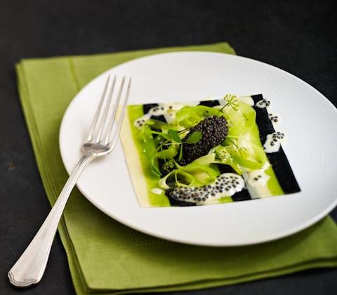 Fines lasagnes de caviar d'aquitaine, jeunes poireaux à la goutte d'huile d'olive vierge - Photo par Editions GLD